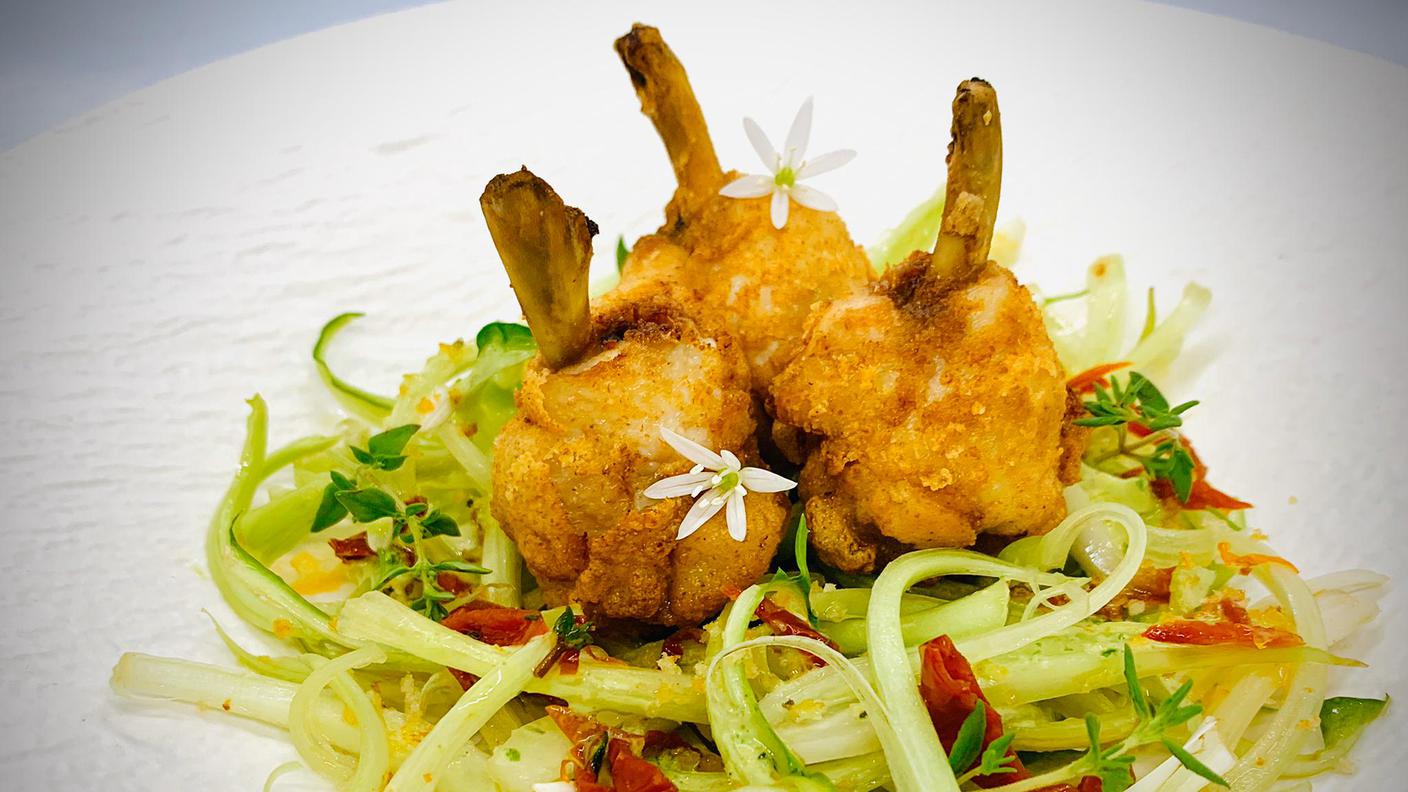 Alette di pollo fritte su puntarelle in salsa all’aglio orsino.jpeg