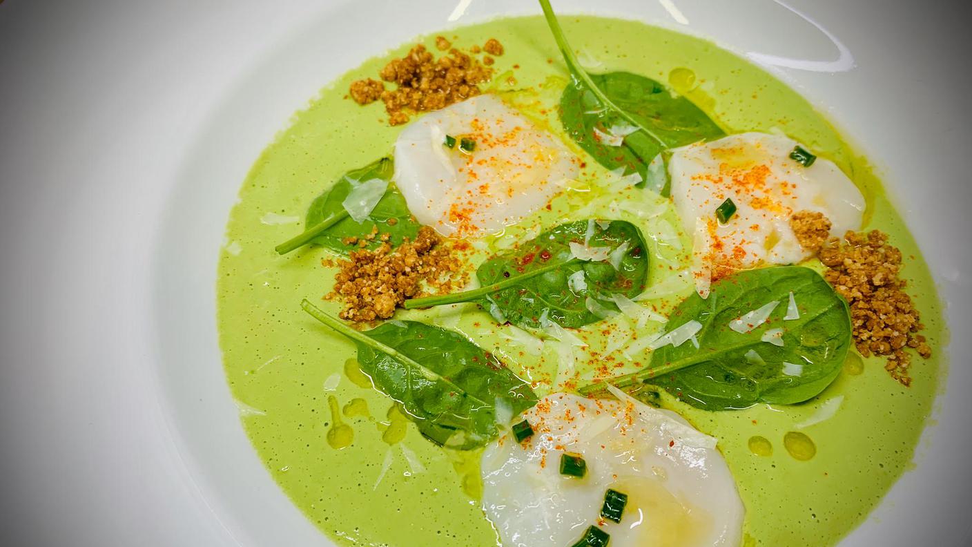 Capesante marinate su zuppa fredda di spinaci, avocado e zenzero.jpeg