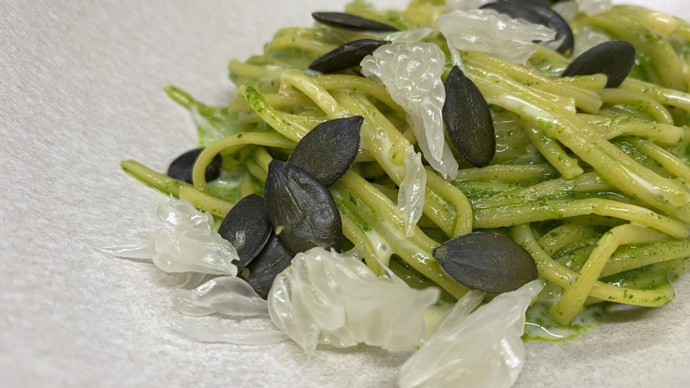 Tagliolino al pesto di bietola con zincarlin, pomelo e semi di zucca.jpg
