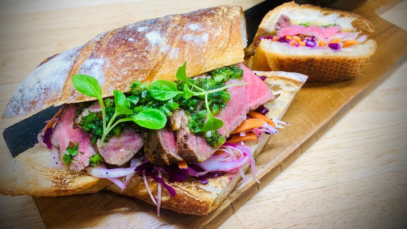 Panino con filetto di manzo con la mia salsa chimichurri e cavolo cappuccio