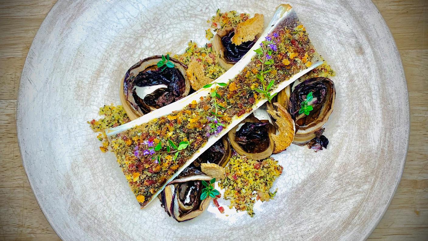 Midollo al forno con radicchio grigliato e tapenade alle acciughe