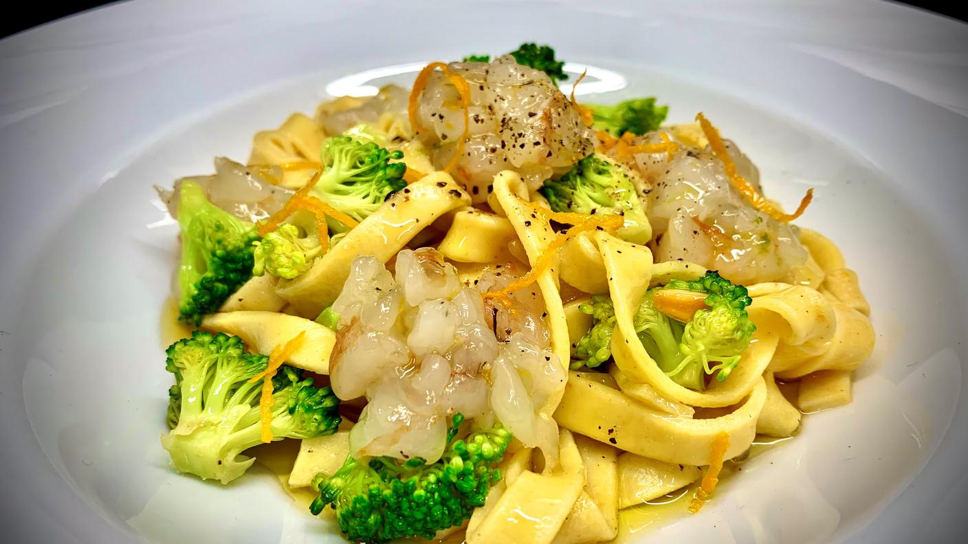  Tagliatelle con broccoletti, mandorle e tartare di gamberi