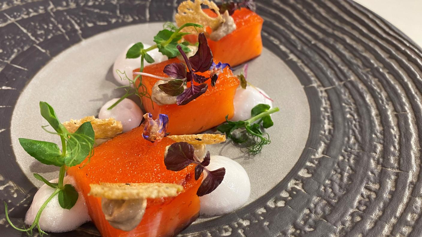 2021.03.10 Salmone di Lostallo marinato, chips di pane ...jpg