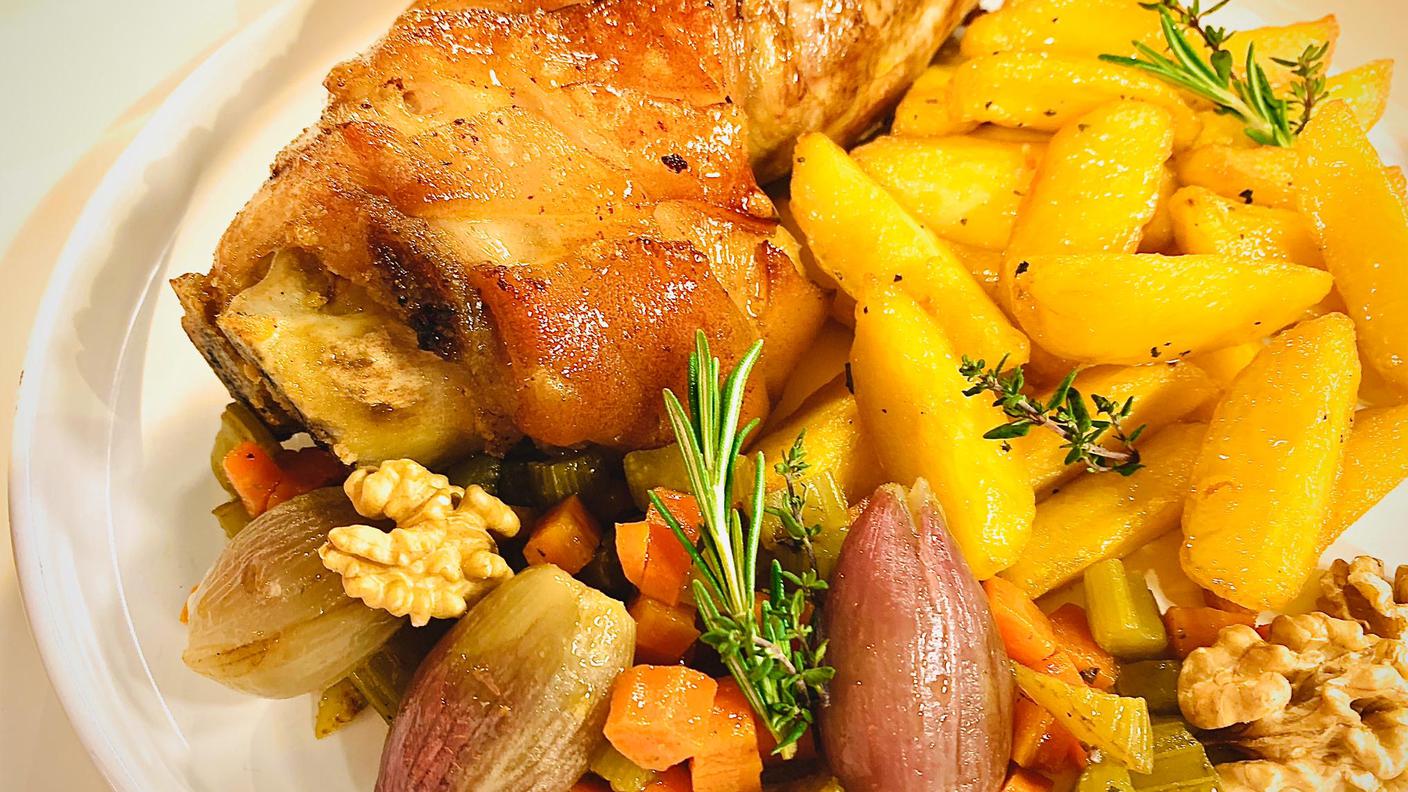 Stinco di maiale al forno con noci e scalogno.JPG