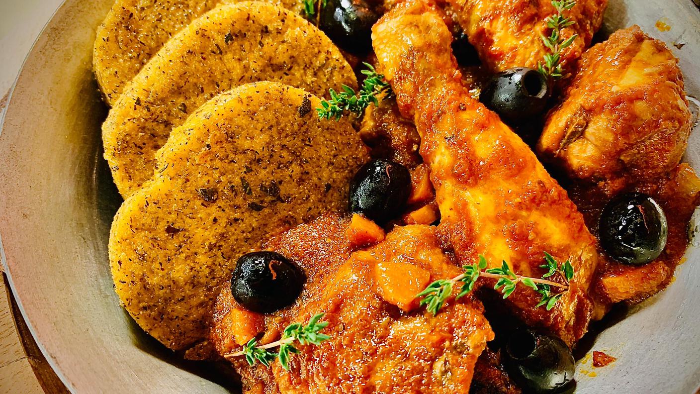 Pollo alla cacciatora con bruschette di polenta alle erbette.JPG