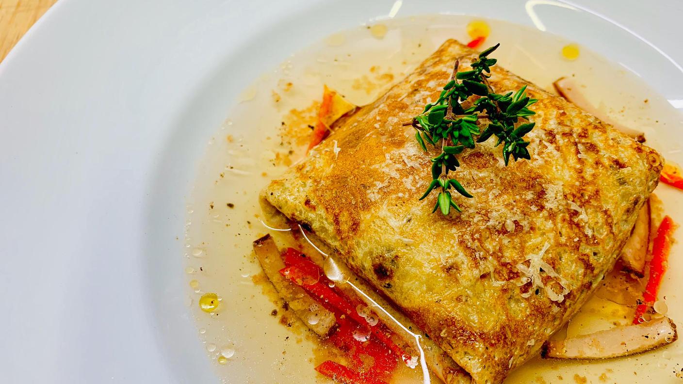 Crespelle in brodo deciso e aromatico.JPG