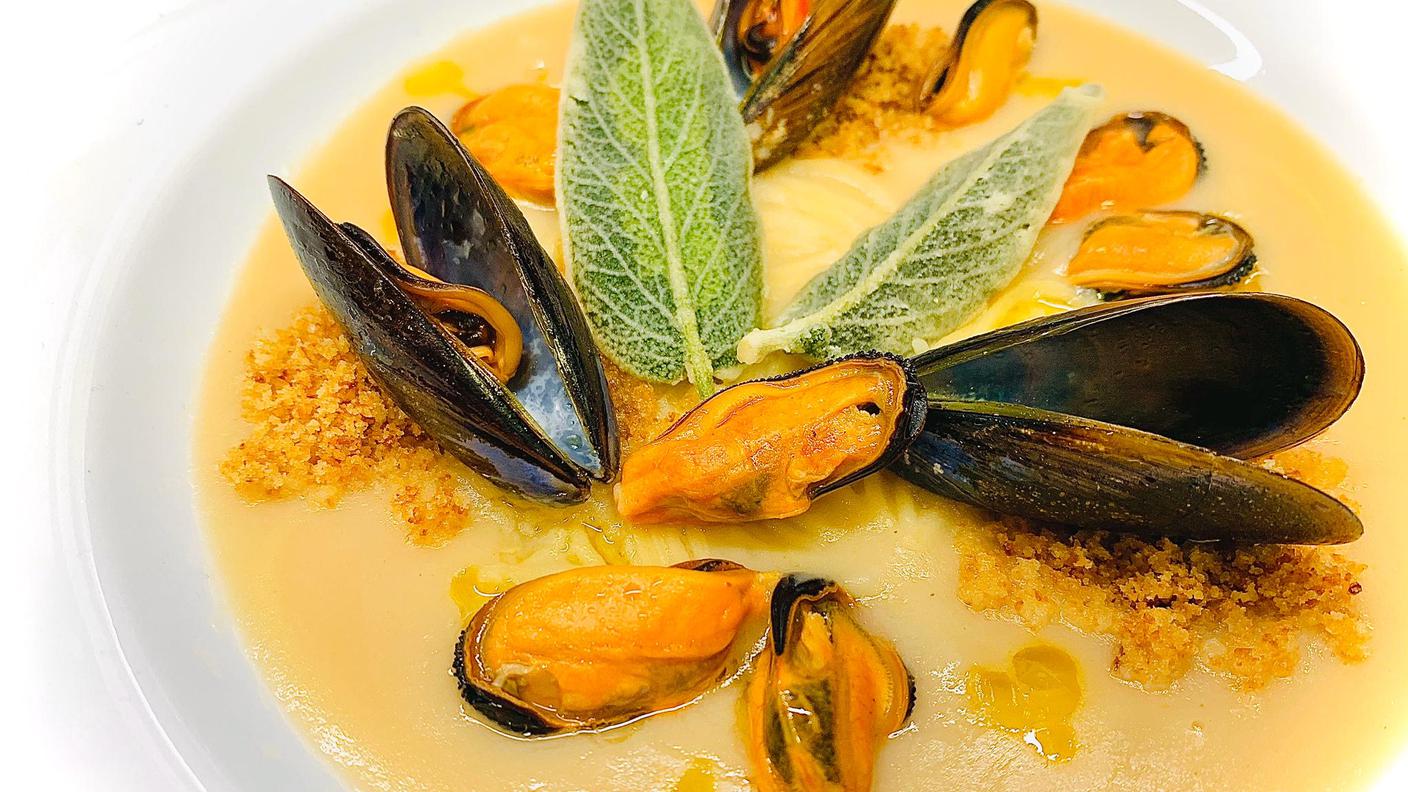 Spaghettini in zuppa di cannellini e cozze.JPG