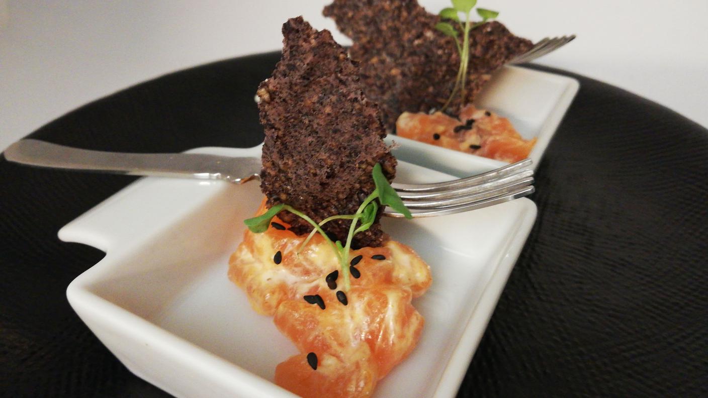 Tartarina piccantina di salmone con chips di riso venere.jpg