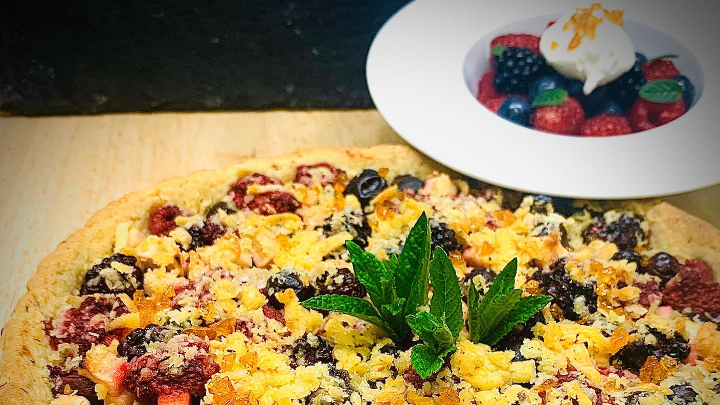 Crostata ai frutti di stagione in crumble di nocciole con chantilly al mascarpone.jpeg