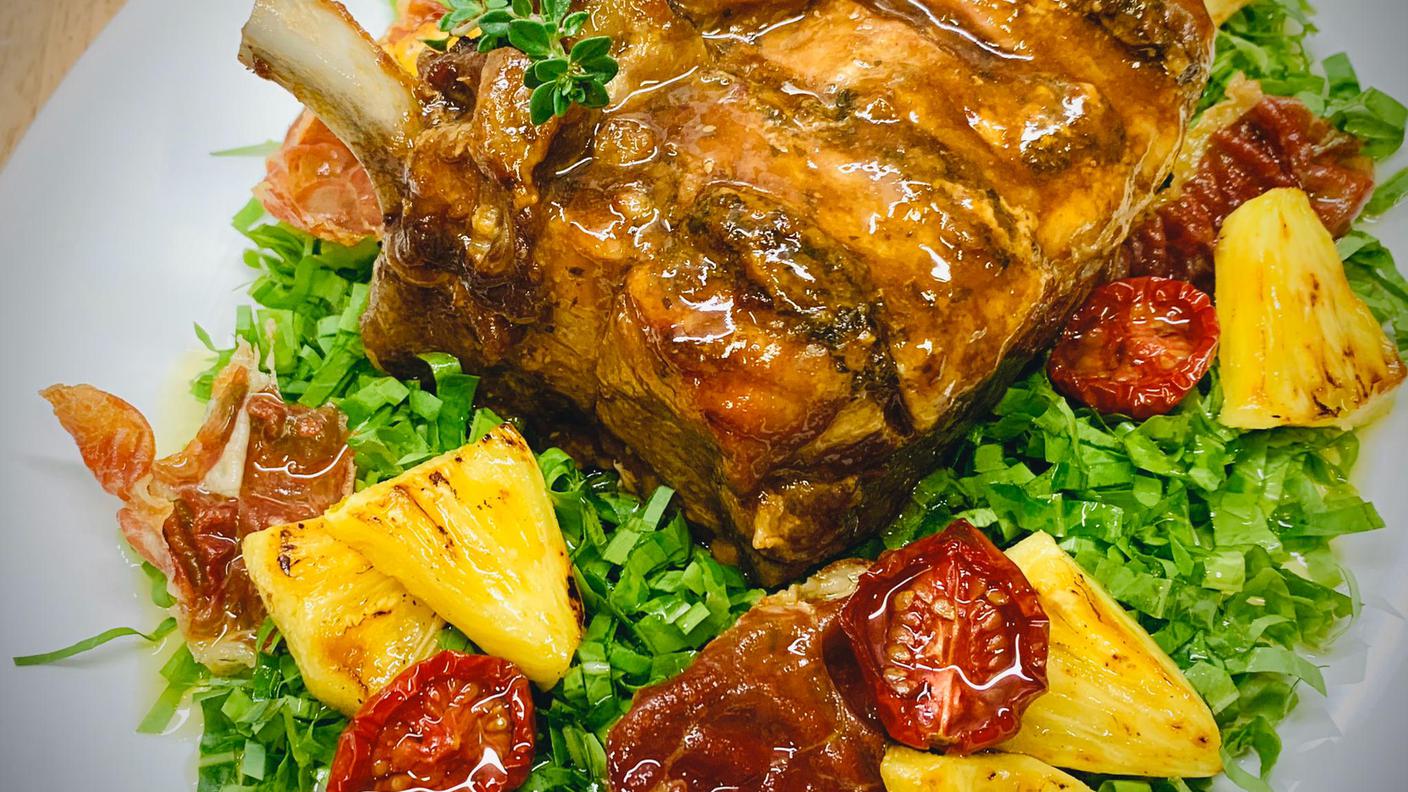 Carré di maiale con ananas grigliato in insalata 