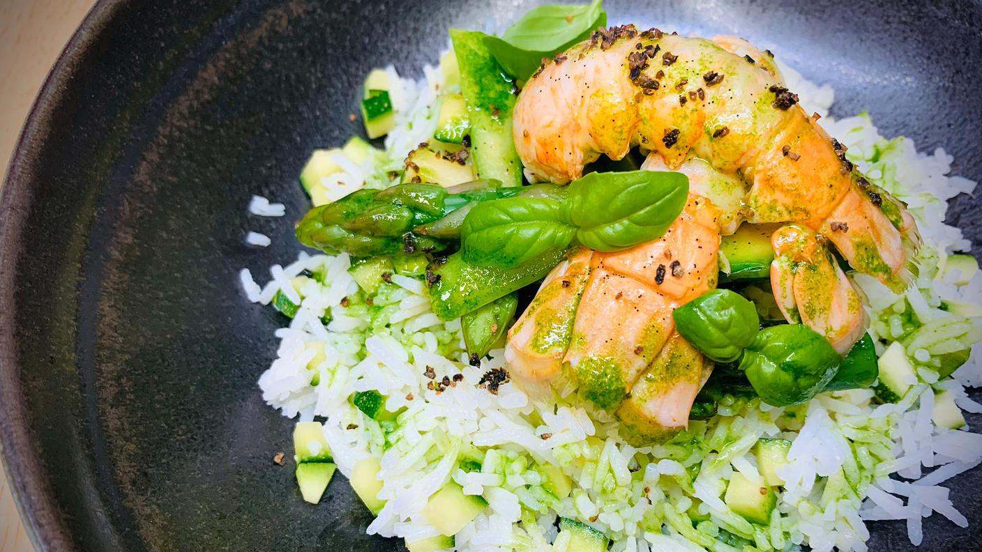 Ciotola di scampi, vaniglia, zucchine e asparagi