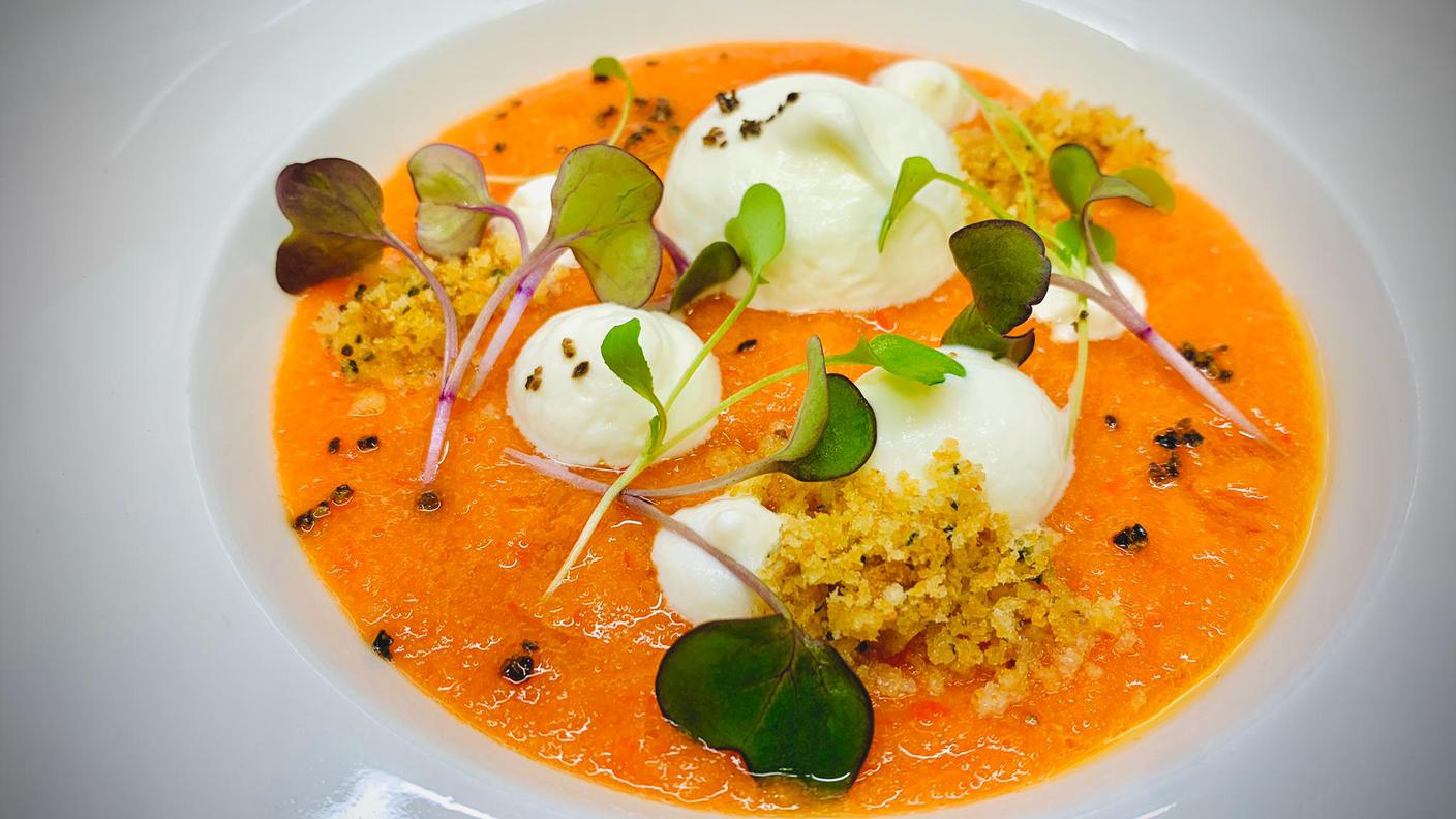 Gazpacho con mousse di mozzarella