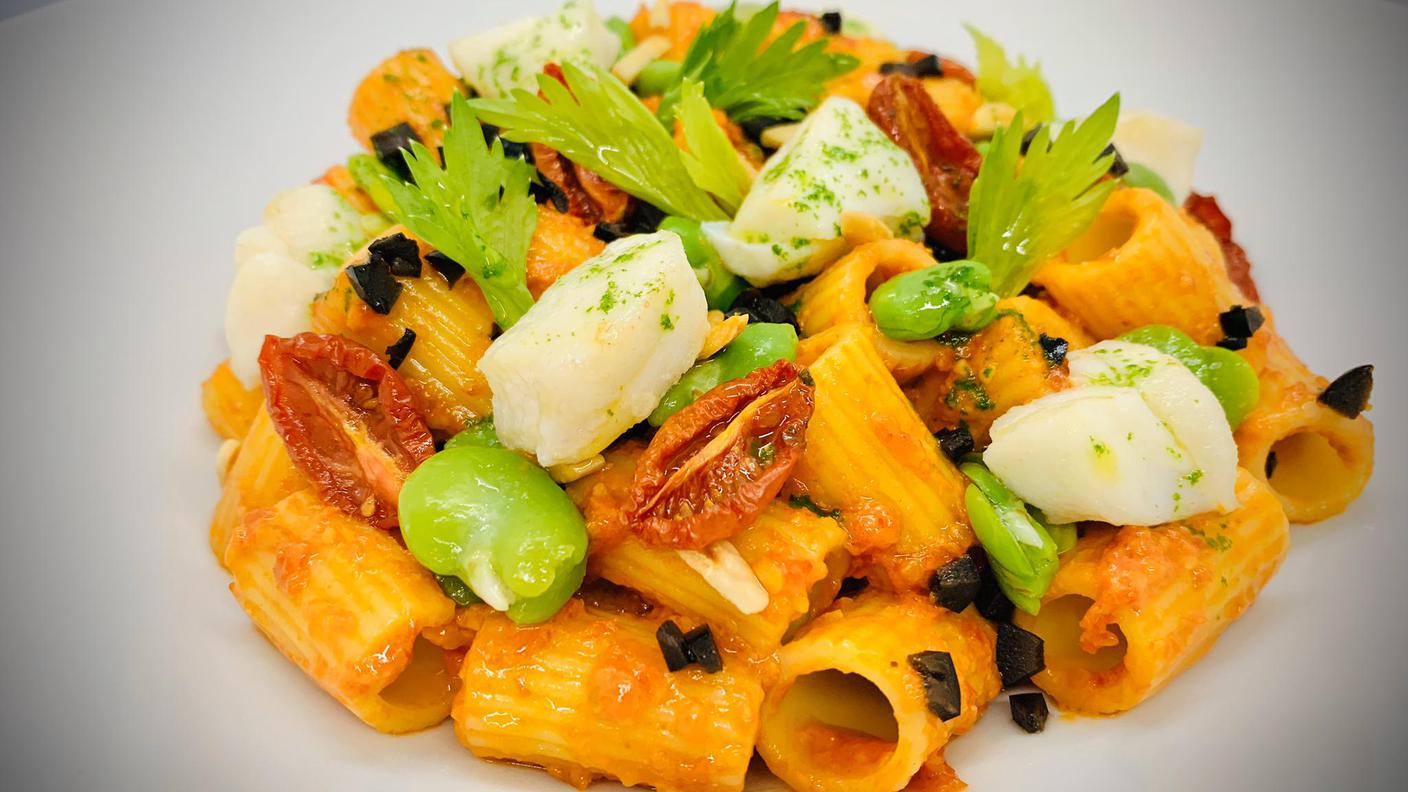 Insalata di mezzi rigatoni con merluzzo, fave, olive e pesto pomodorini confit