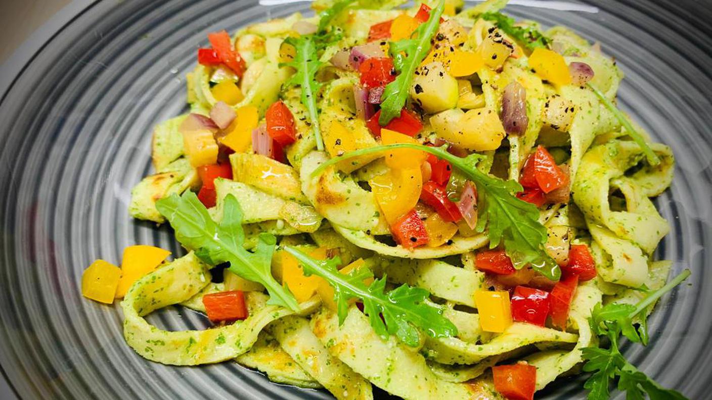 Tagliatelle di crespelle al pesto di rucola e ratatouille di verdura.jpg