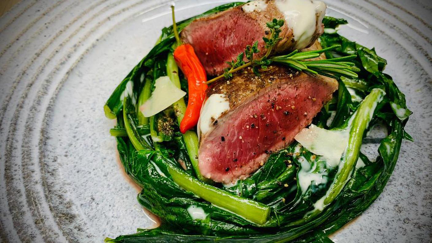 Lombatina di agnello con catalogna alle acciughe e fonduta di pecorino.jpg