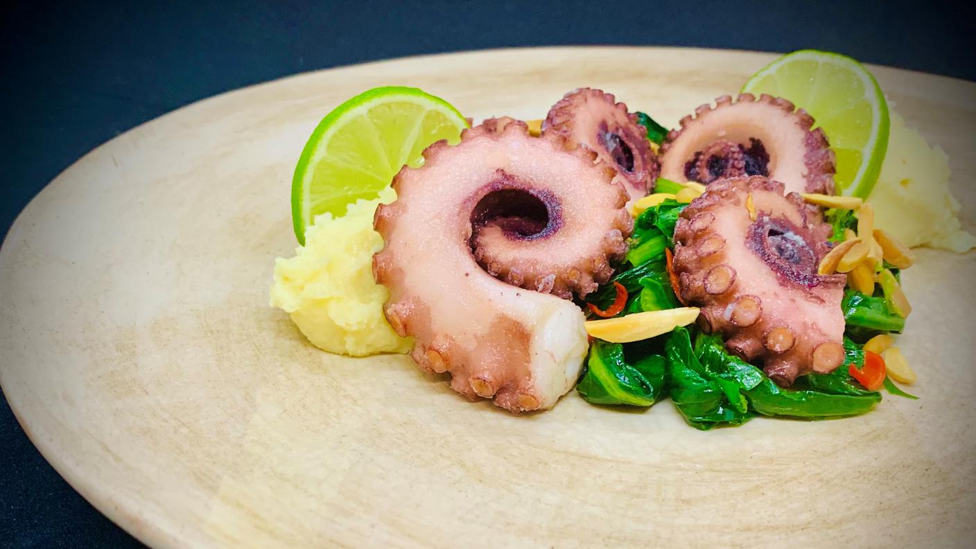 Polpo fritto su purè di sedano rapa al lime con cicoria aglio olio e peperoncino.jpg