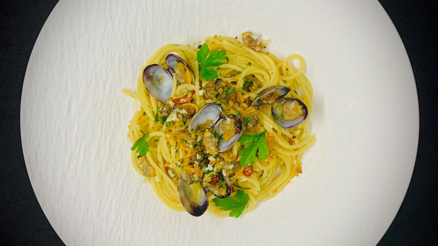 Spaghettone aglio , olio, peperroncino, vongole e lime.jpg