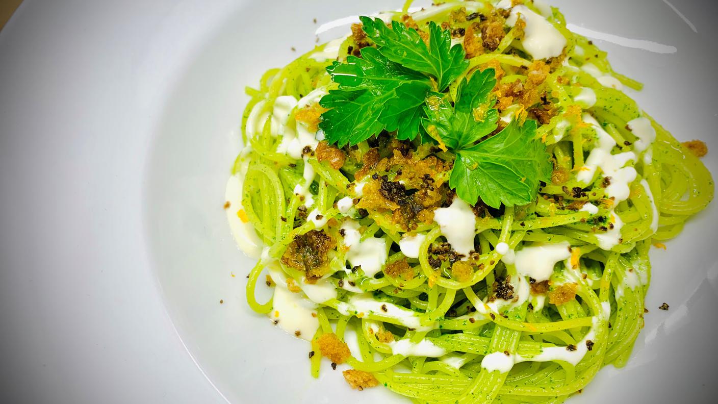Spaghettino al verde, büscion di capra al mandarino e briciole di pane 