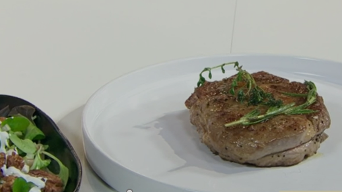 Bistecca ribeye con insalata di sedano, mele e granella di noci candite