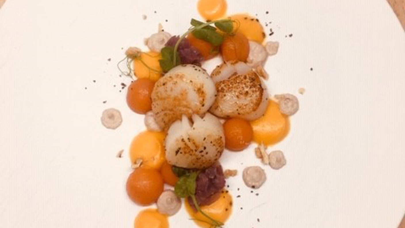 Capesante scottate con sfere di zucca marinata, noci e cipolla confit