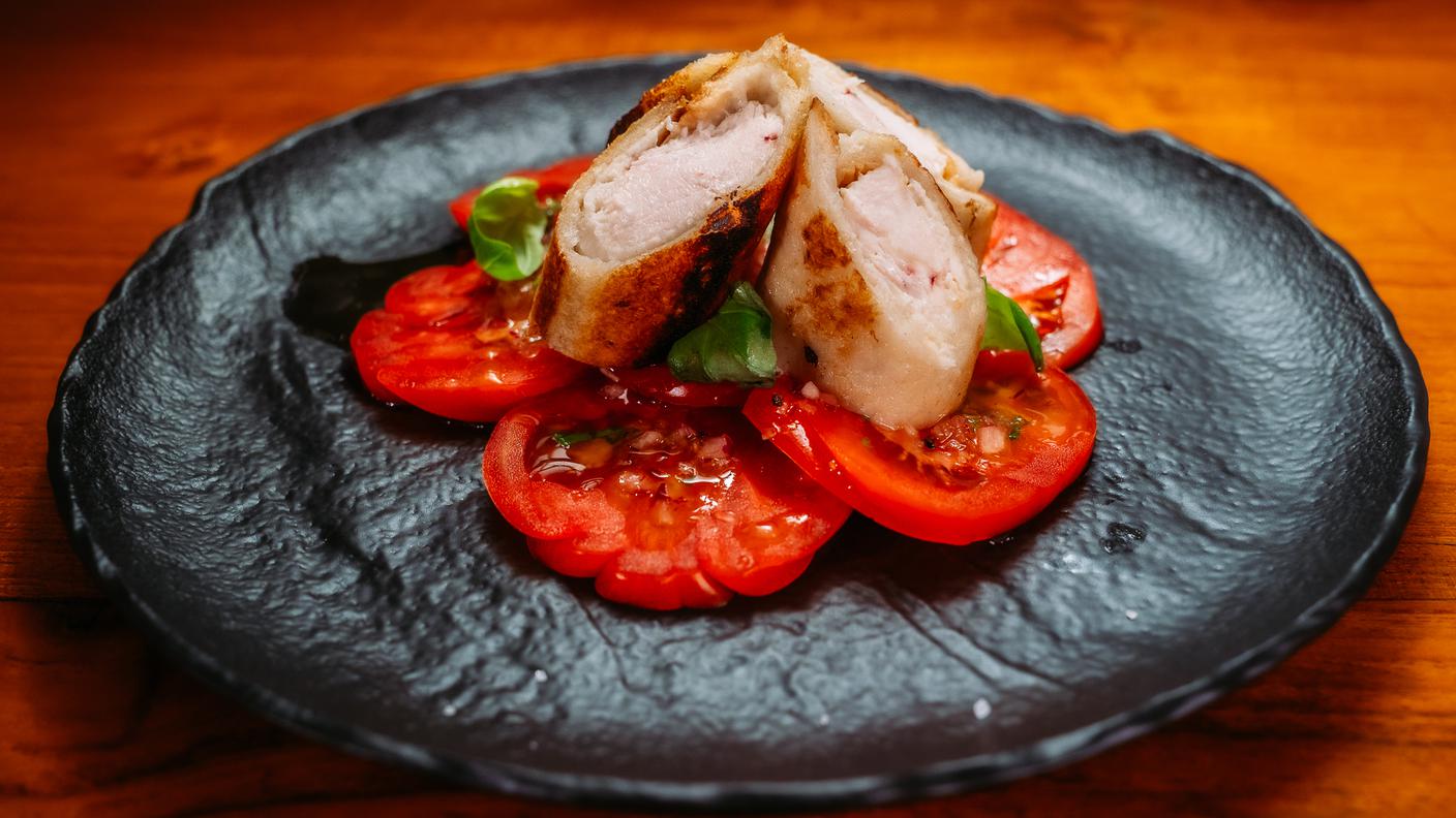 Sorpresa di pollo in crosta con carpaccio di cuore di bue e vinaigrette al miele