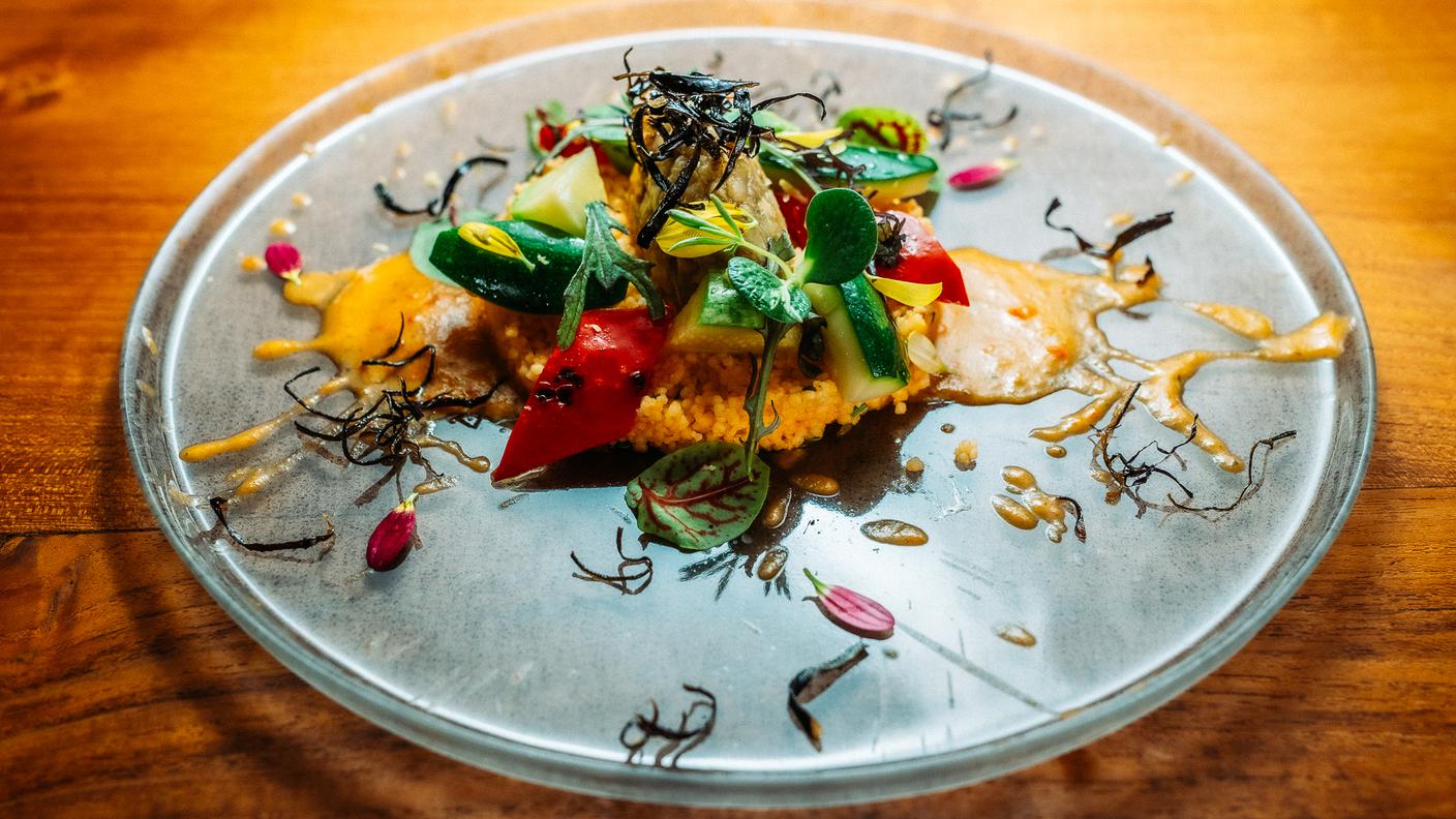 Couscous in acqua di pomodoro con tartare di melanzana, verdure di campo, fiori e germogli