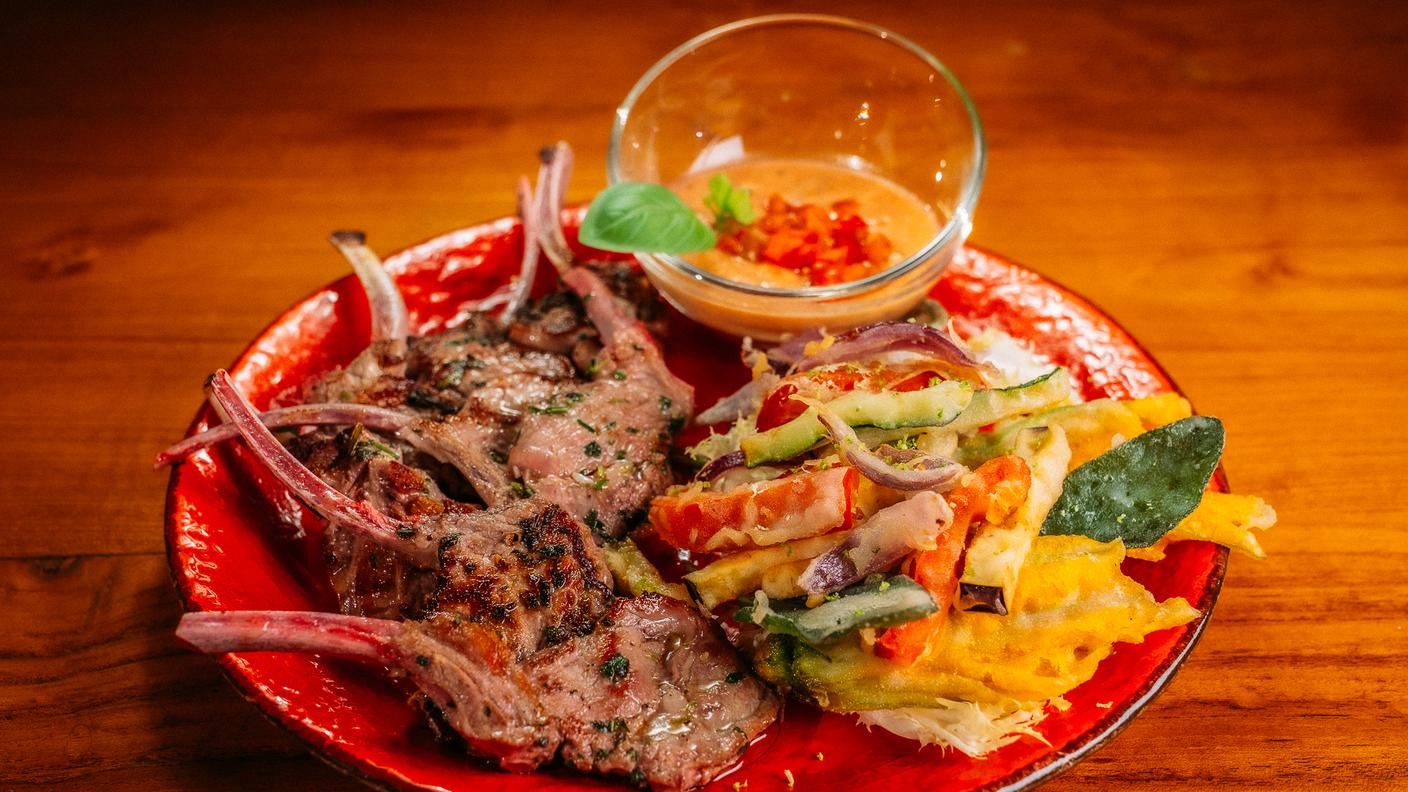 Costolette di agnello scottadito, tempura di verdure e salsa di panzanella