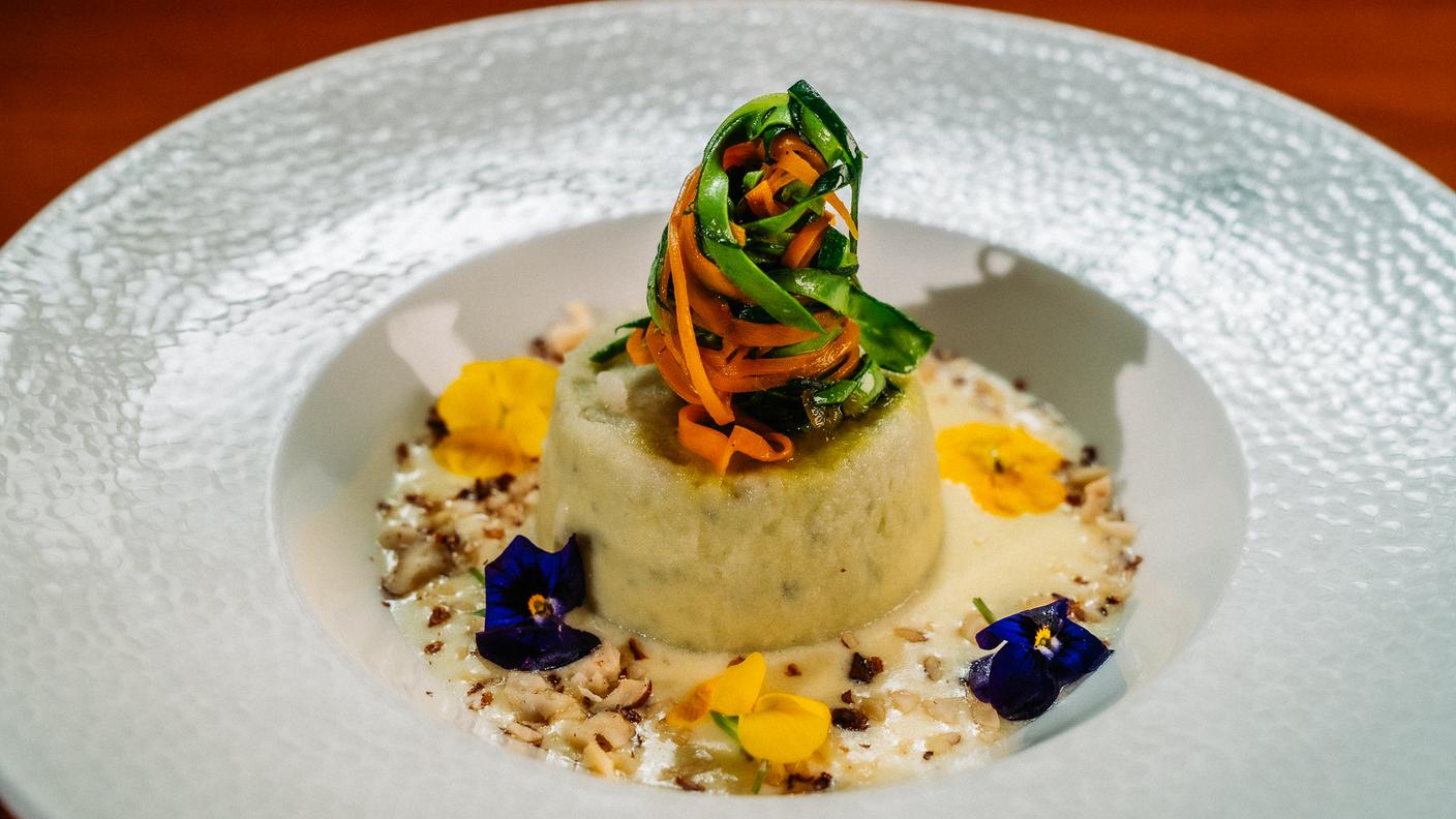 Flan di zucchine con fonduta di formaggio, nido di verdure e granella di nocciole 