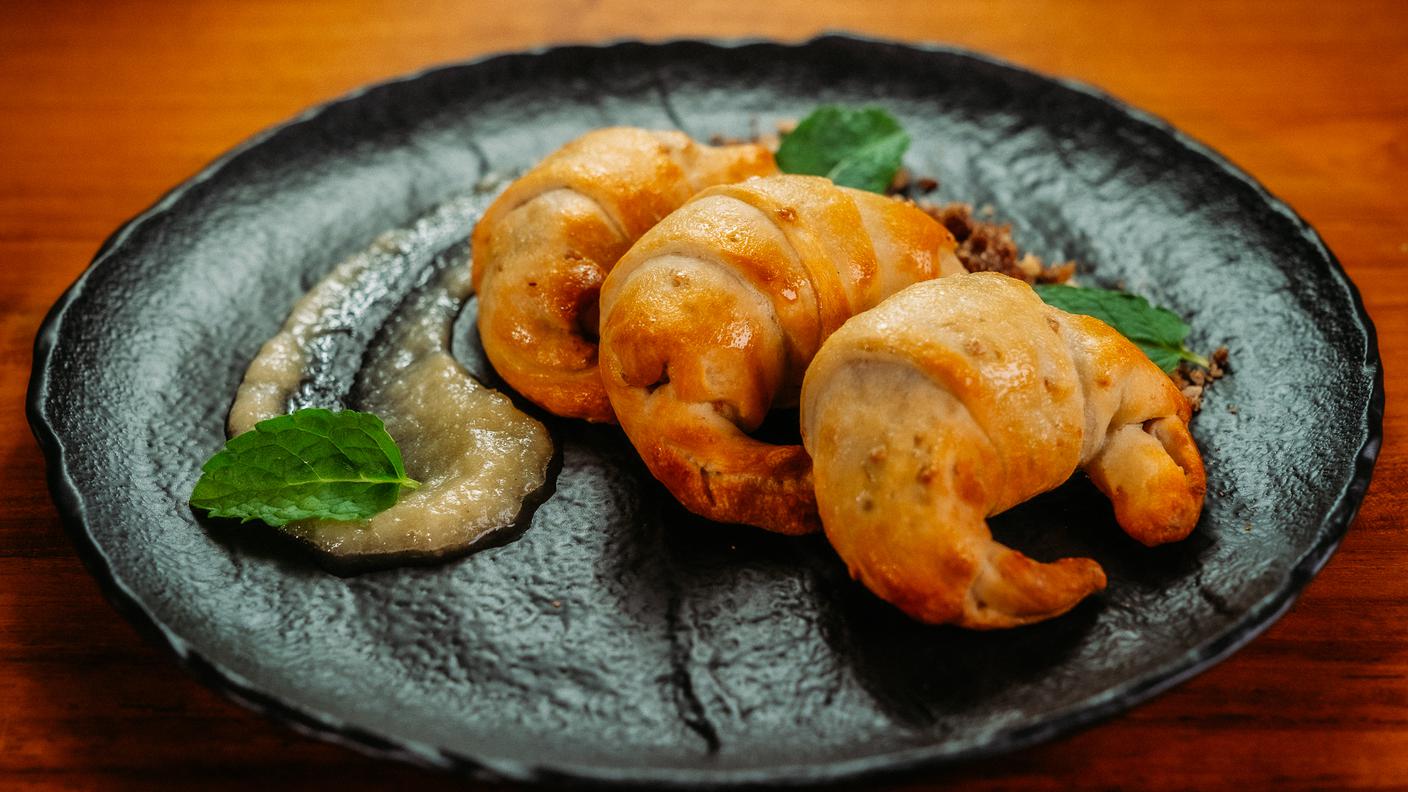 Croissant dolci di pasta pizza con frutta secca, cioccolato e ananas