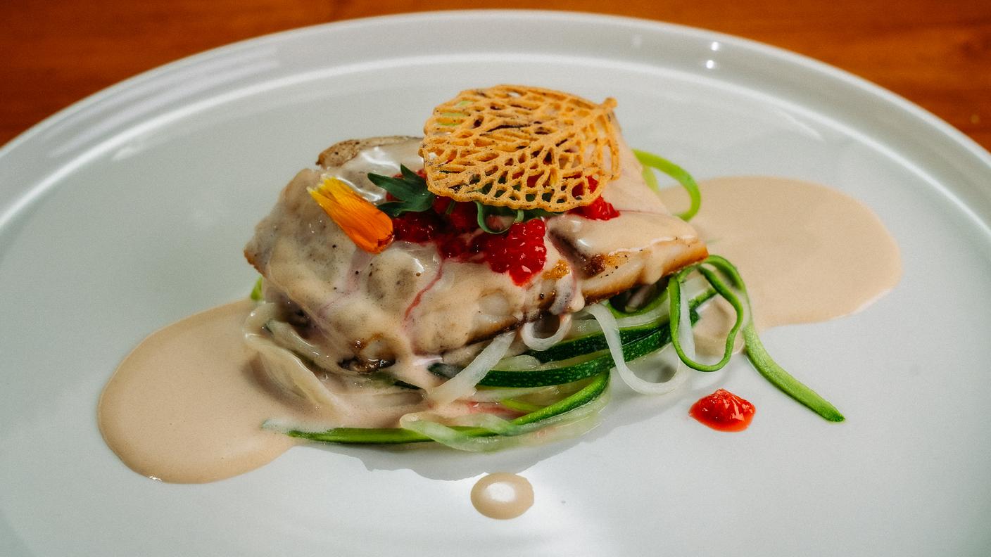 Trancio di ombrina con salsa all’aceto di lampone e burro di cacao su nido di verdure