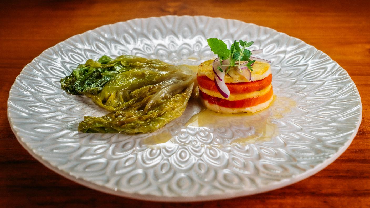 Timballino di formaggio halloumi e anguria con lattuga brasata