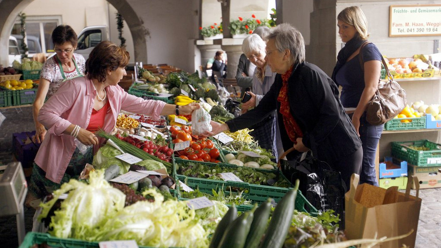 Verdura e frutta fresche al mercato