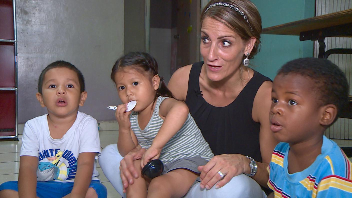 Patricia Scarpatetti cun uffants a Honduras