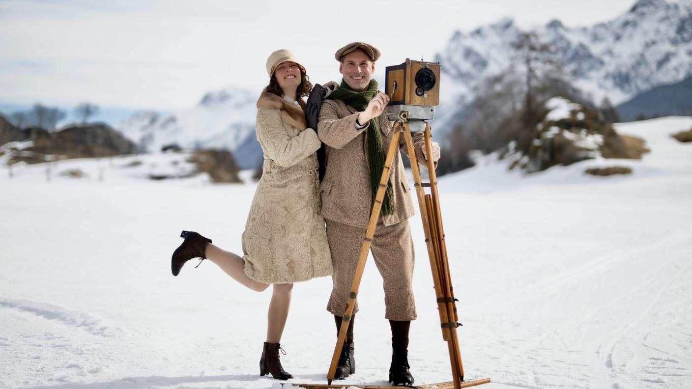 Cinzia Regensburger e Björn Lindroos con una camera manuale