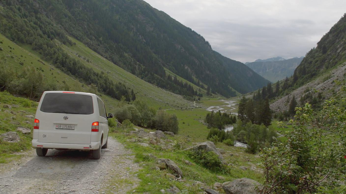 Ignaz Furger di Disentis impegnato in un servizio taxi nella Val Russein