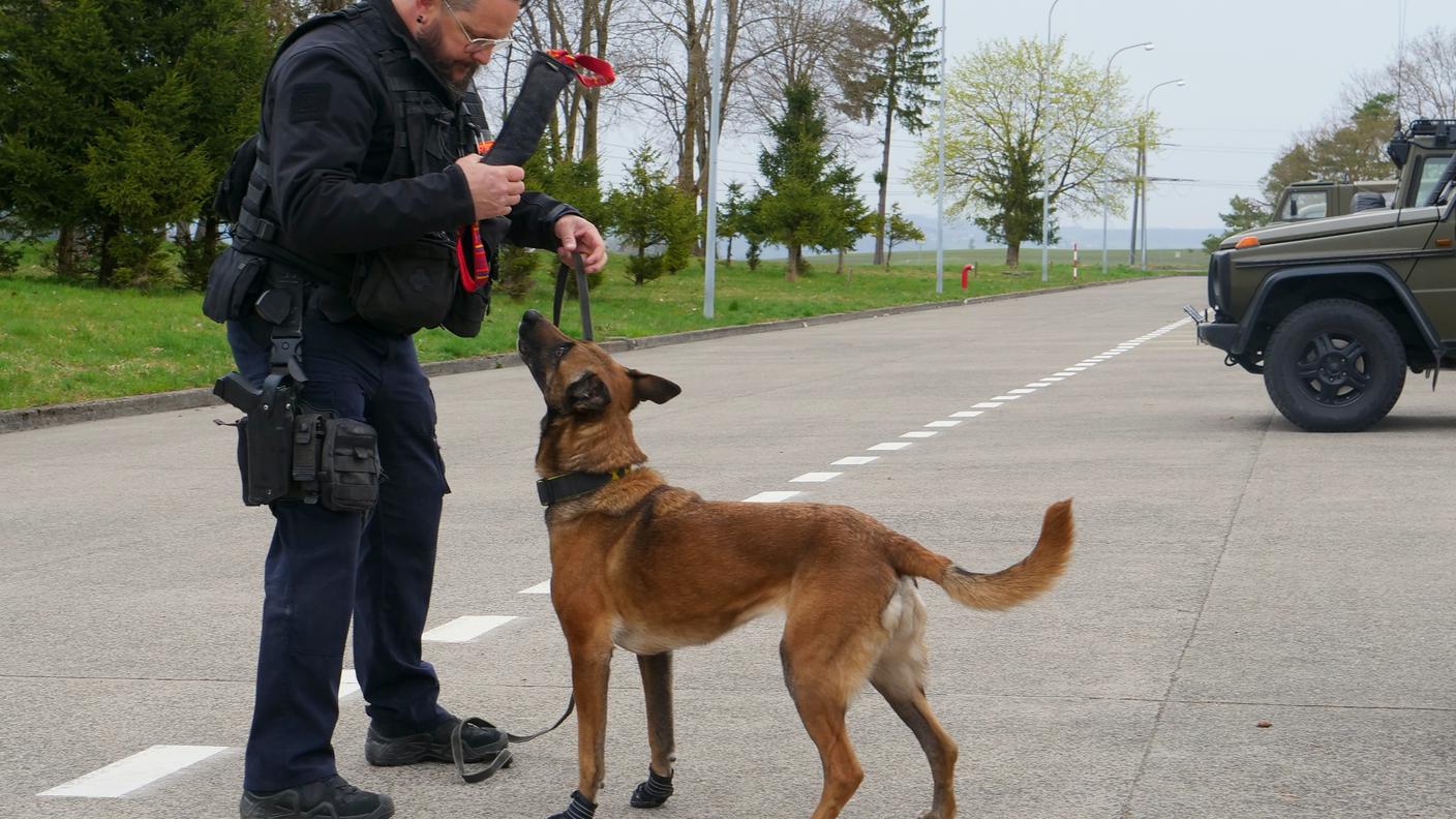 L'agente della polizia cantonale Patrick Maridor con Anouk