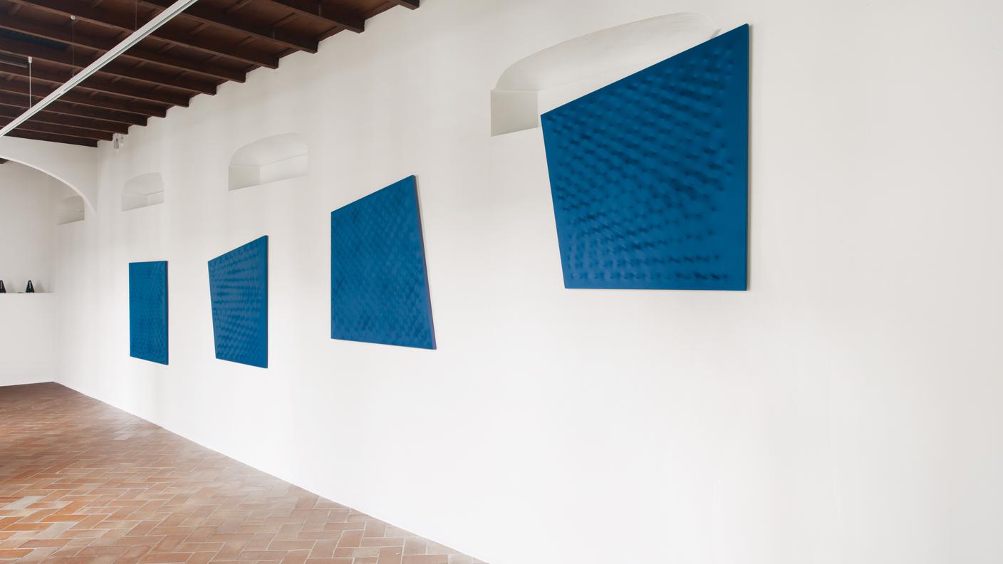 12_Enrico Castellani_Sala Allestita con Serie Blu.jpg