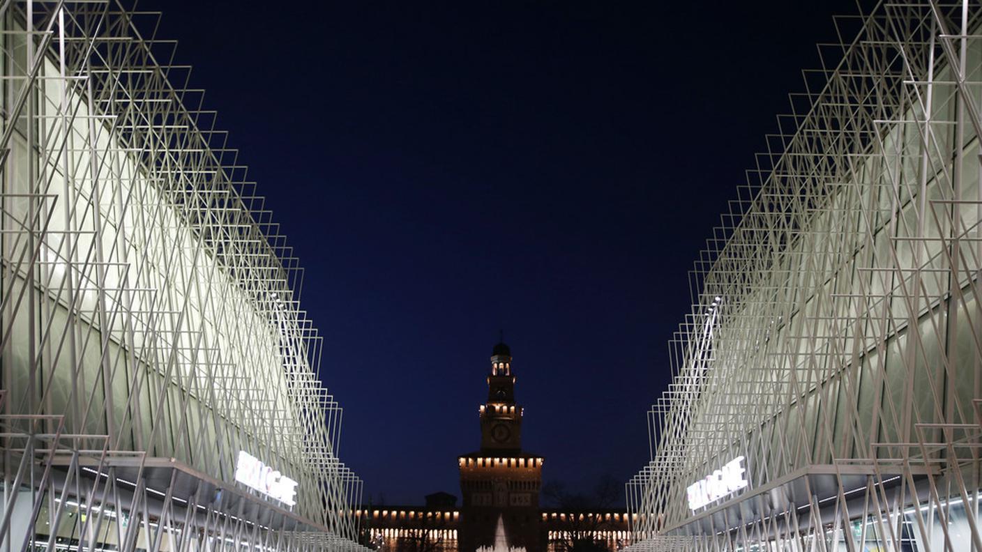 ky_The Expo gate frames the Sforzesco Castle in Milan.JPG