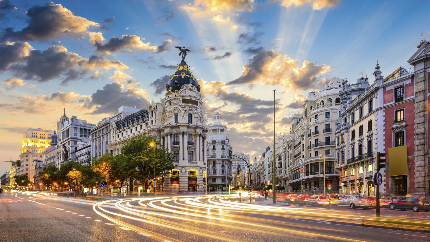 iStock_Madrid, Orizzonte urbano, Mezzo di trasporto, Notte, Gran Vía - Madrid