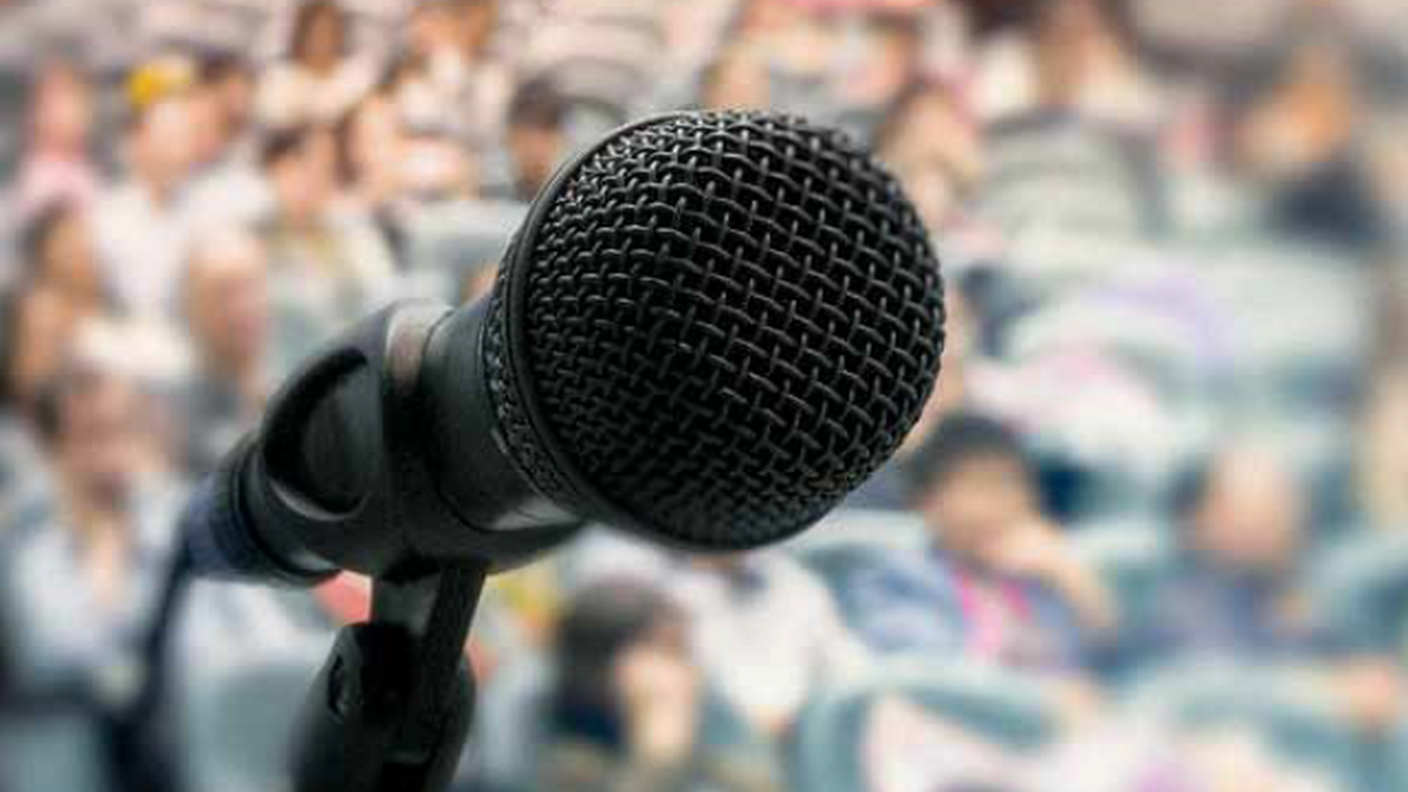 e se fossimo noi di fronte al pubblico? In ogni caso, che si sia sul palco o in platea, il microfono resta al centro, acollegare i due poli.