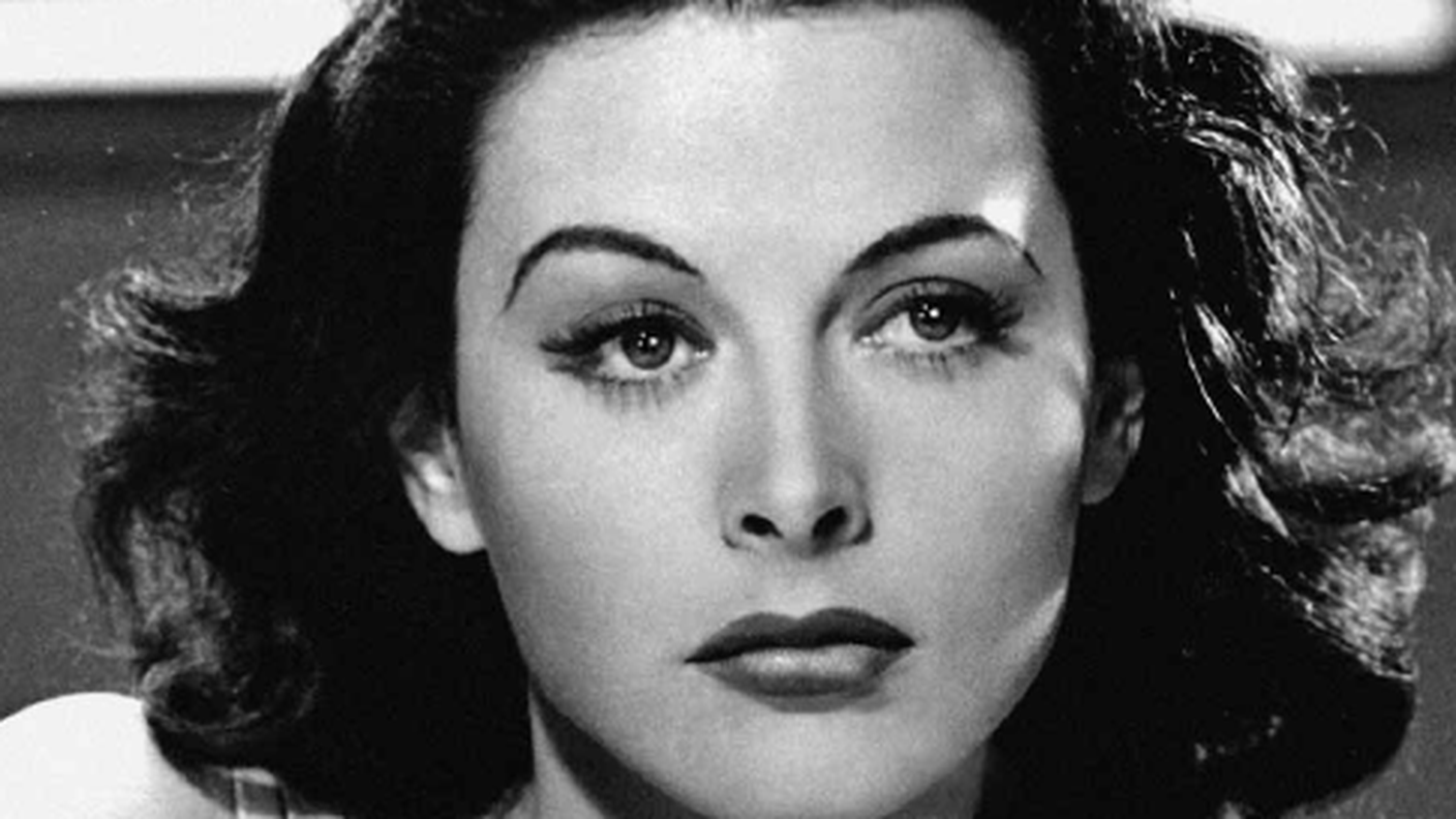 In copertina: una involontaria sfida agli stereotipi di genere. Quanti infatti, guardando un ritratto della diva HedyLamarr, penserebbero che il suo possa essere il volto di una scienziata? Eppure fu proprio lei, “la ragazza più belladel mondo”, che durante la seconda guerra mondiale brevettò un sistema capace di rendere impossibili daintercettare i siluri americani, un sistema che oggi è considerato l’antesignano del bluetooth e del wi-fi.