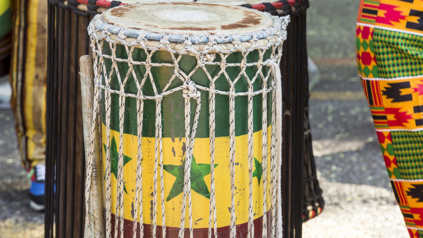 tamburi e bandiera senegalese.jpg