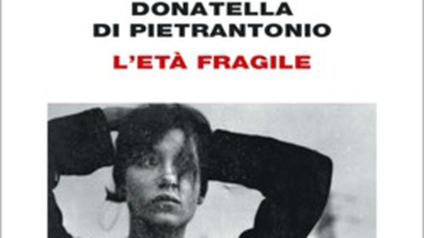 “L’età fragile” di Donatella Di Pietrantonio, Einaudi (dettaglio di copertina)