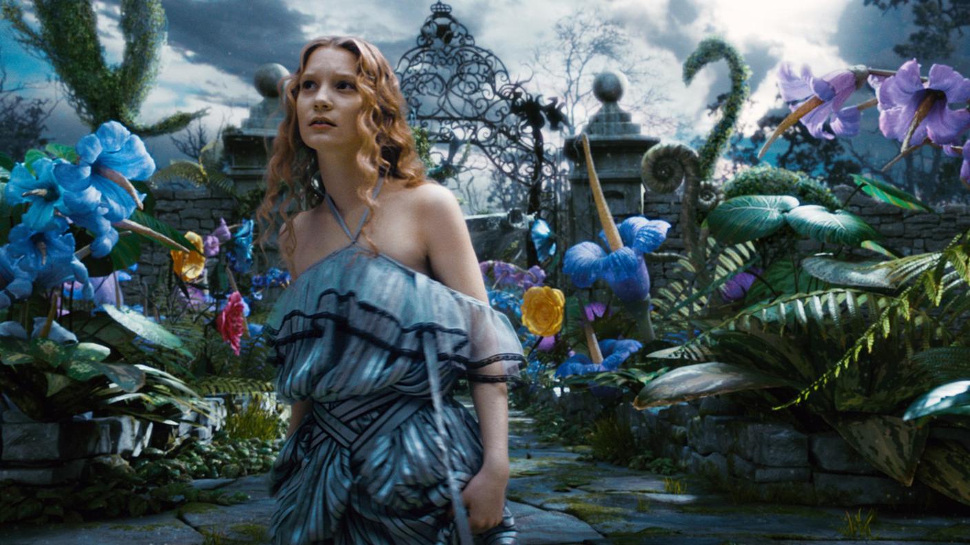 Mia Wasikowska in una scena di "Alice in Wonderland"