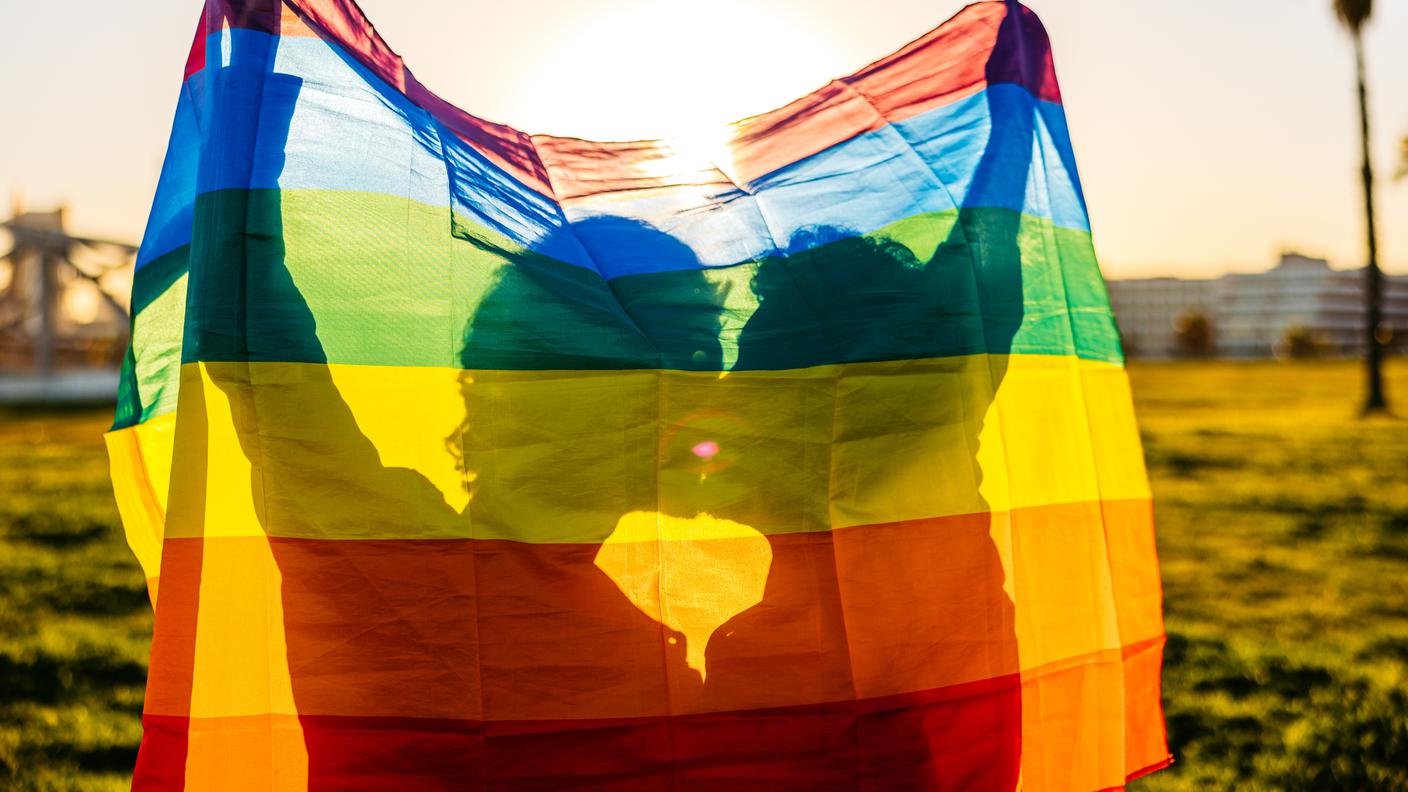 coppia e bandiera LGBTQ+