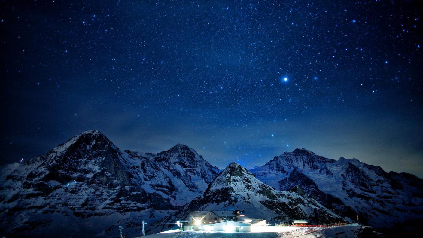 Le stelle brillano sopra la Jungfrau, dove si trova l'osservatorio più alto d'Europa