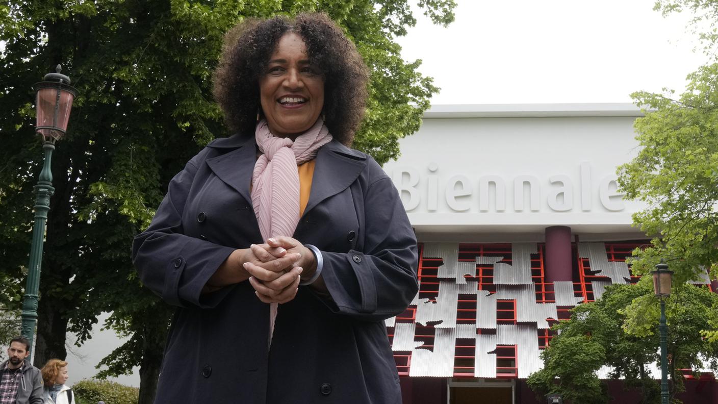 Lesley Lokko alla mostra Biennale Internazionale di Architettura a Venezia