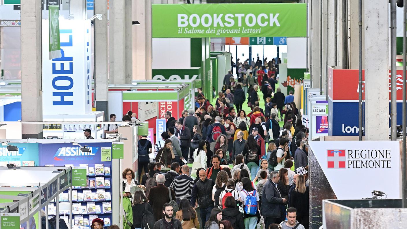 I visitatori camminano nella hall durante il primo giorno della Fiera Internazionale del Libro di Torino, Italia, 18 maggio 2023