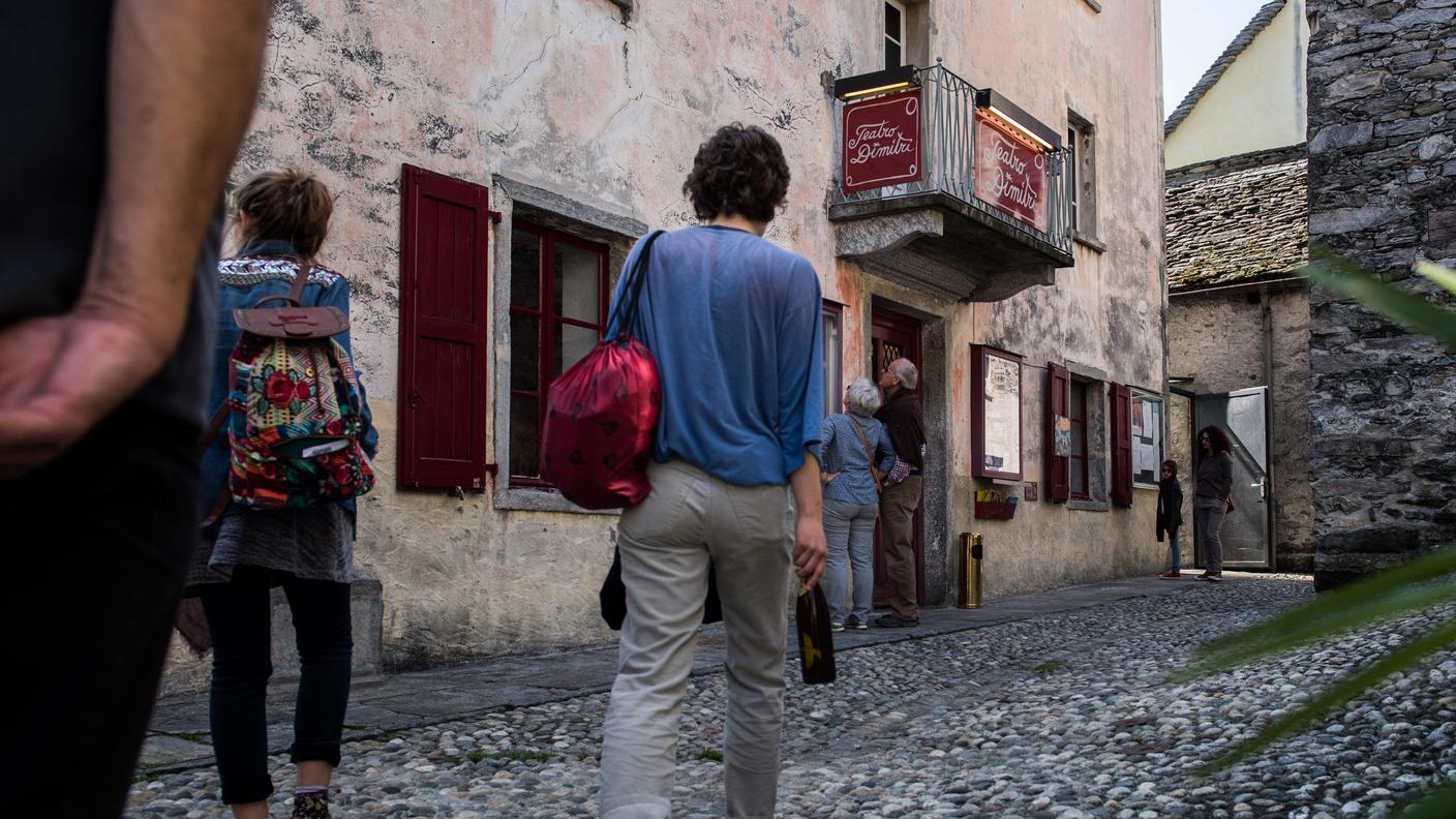 Foto dall'esterno dell'Accademia Teatro Dimitri di Verscio