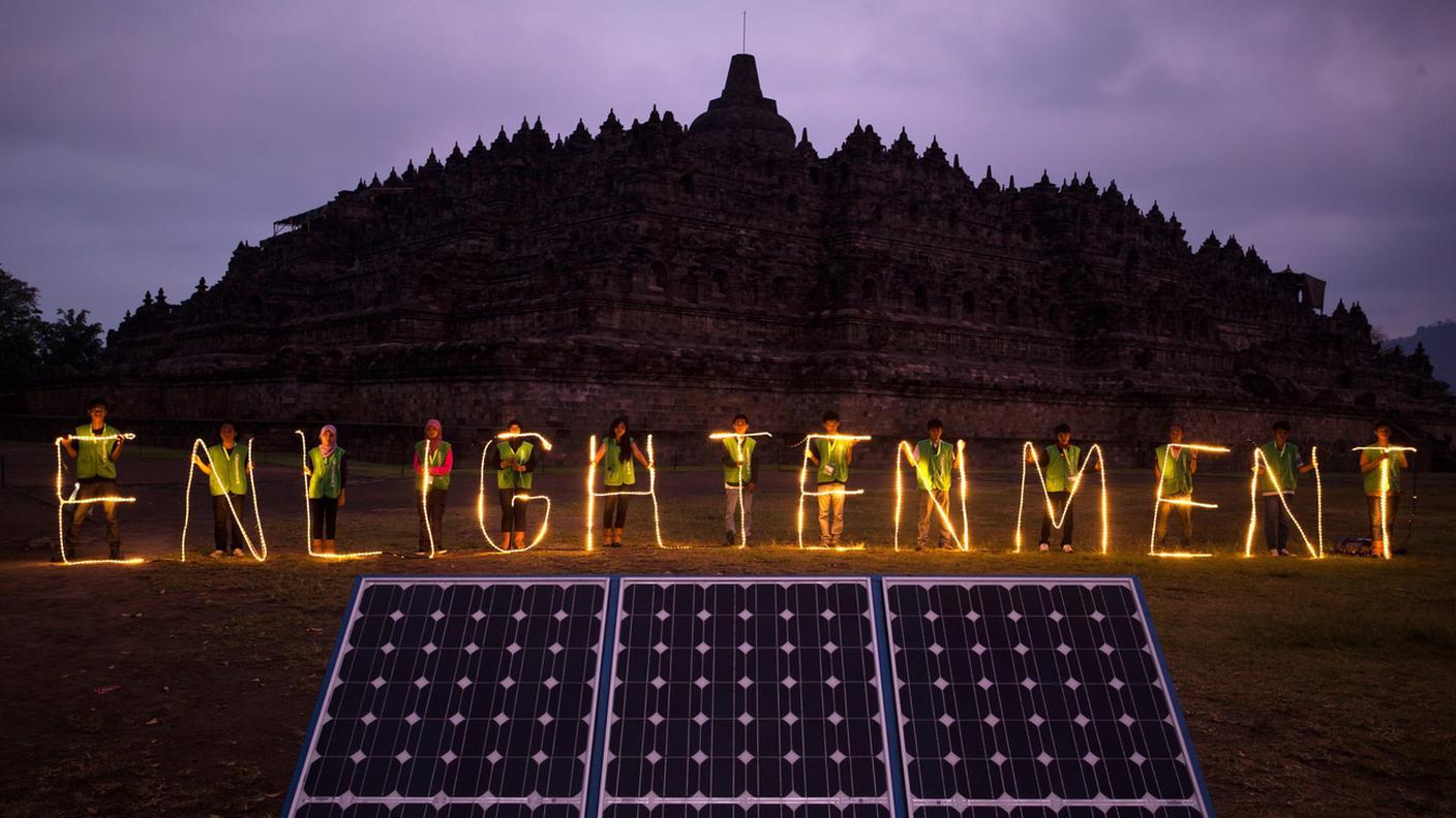 Luci LED che formano la parola "Illuminismo" in inglese